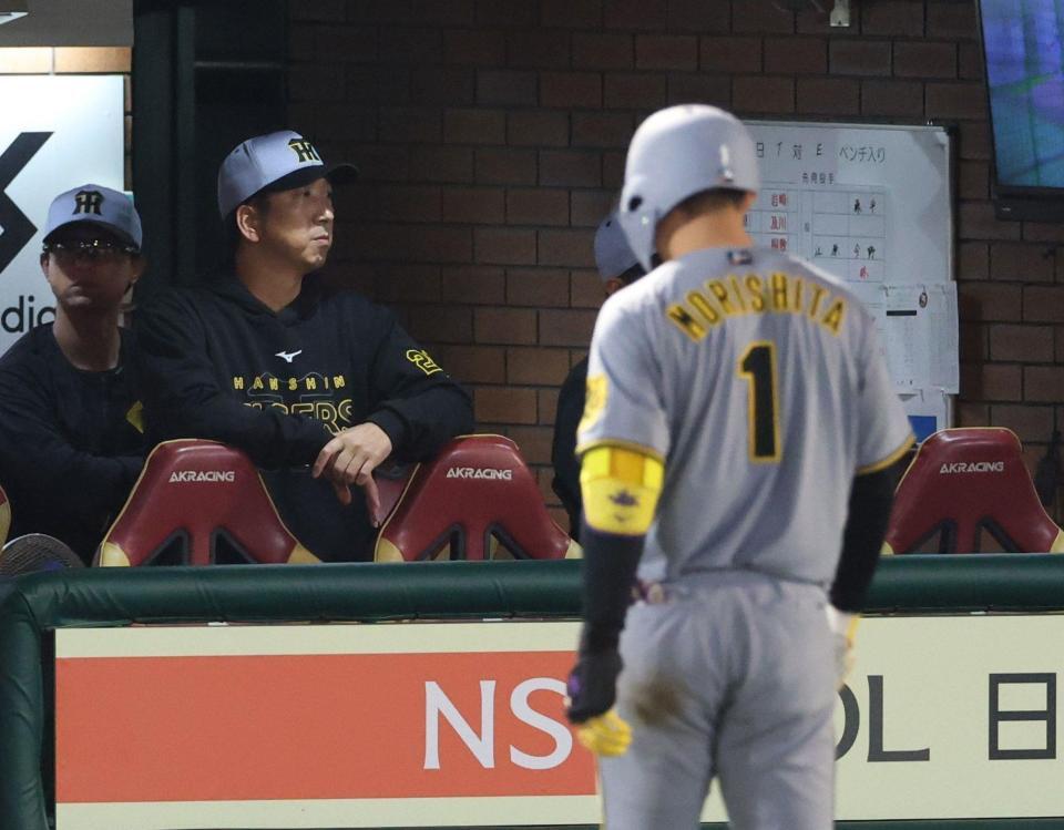 　９回、森下が邪飛に倒れ厳しい表情の藤川監督（撮影・金田祐二）