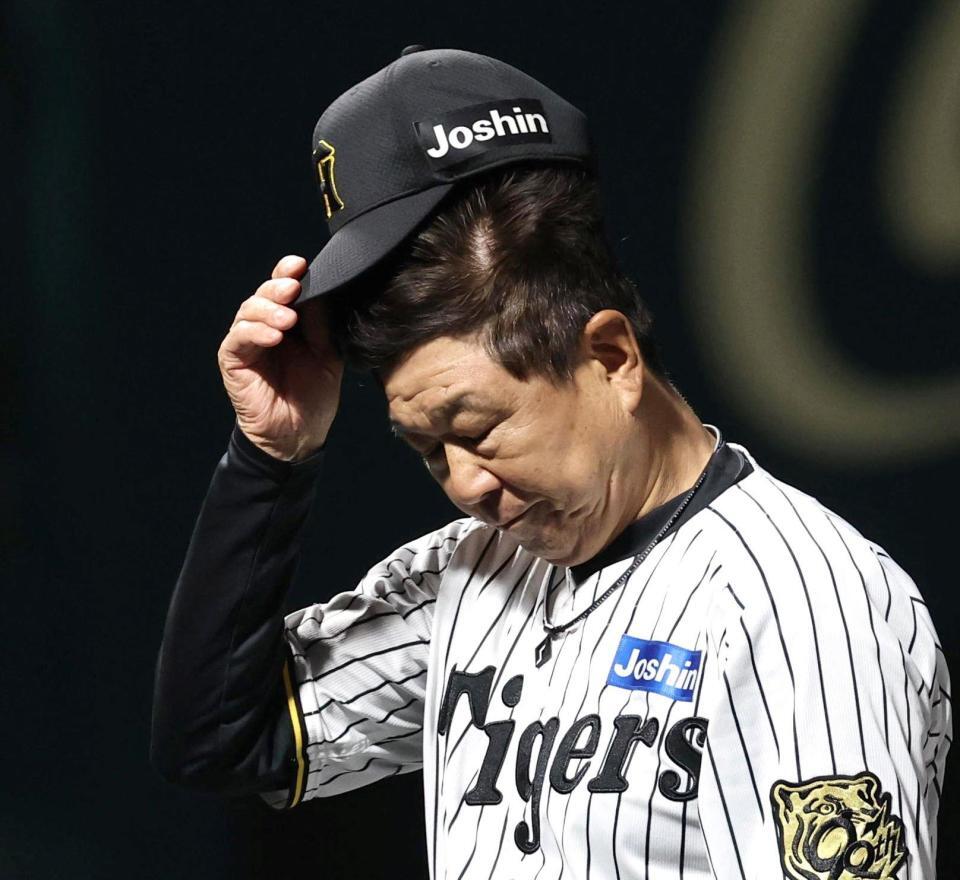 　オリックスに敗れ、帽子を取る平田２軍監督（撮影・北村雅宏）