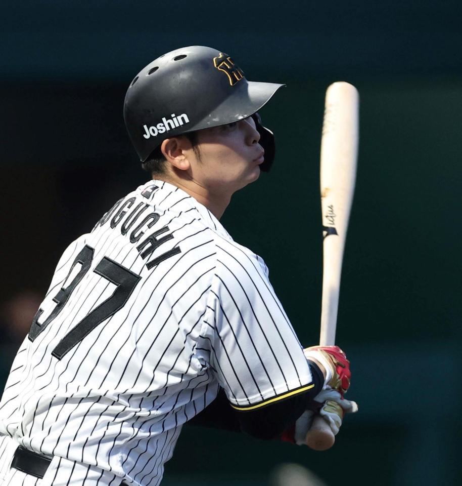 　４回、右前打を放つ野口（撮影・北村雅宏）