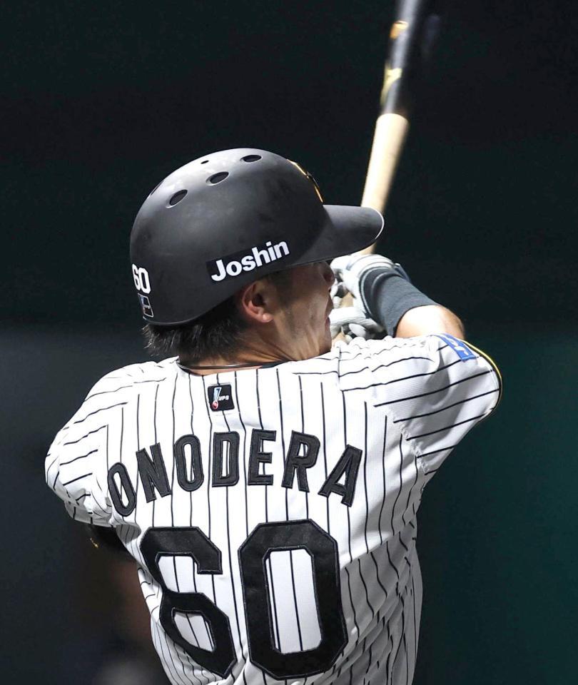 　６回、同点ソロを放つ小野寺（撮影・北村雅宏）