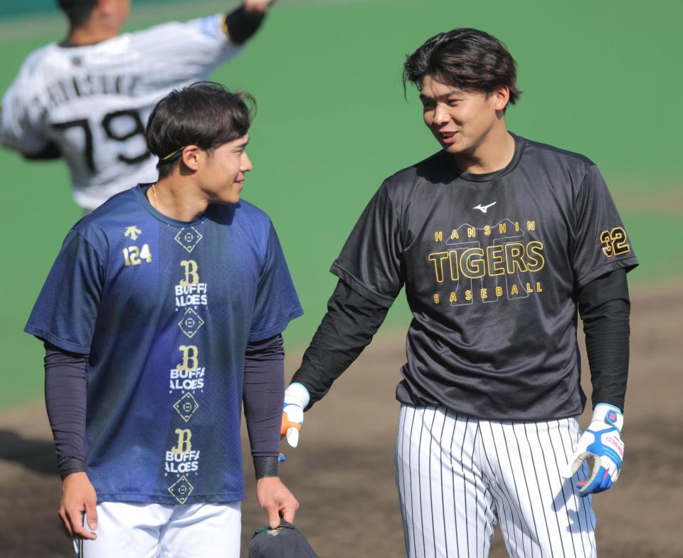 　練習の合間、遠藤と言葉を交わす井上（右）＝撮影・北村雅宏