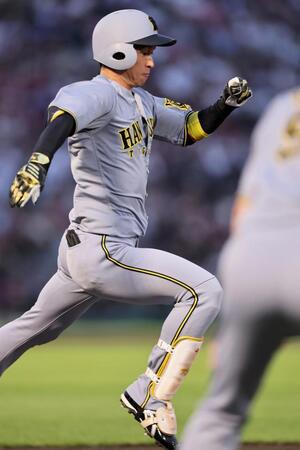 　３回、内野安打を放つ近本（撮影・田中太一）