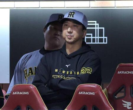 　９回、戦況を見つめる藤川監督（撮影・西岡正）