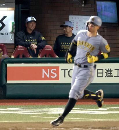 　９回、佐藤輝が右飛に倒れゲームセット。厳しい表情の藤川監督（撮影・金田祐二）