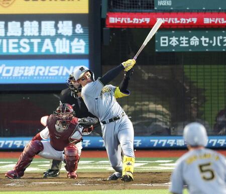 　３回、左前に先制適時打を放つ森下