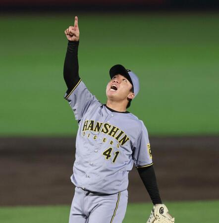 　３回、村林を打ち取り、打球を指す村上（撮影・田中太一）