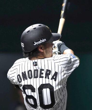 　６回、同点ソロを放つ小野寺（撮影・北村雅宏）　　