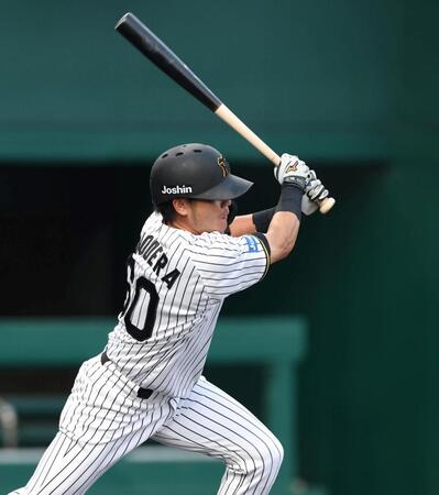 　１回、左前打を放つ小野寺（撮影・北村雅宏）