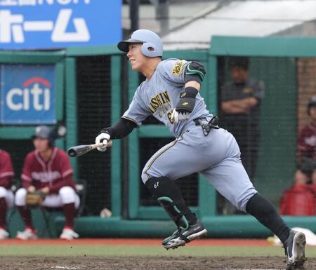 　３回、中越えに先制二塁打を放つ豊田（撮影・西岡正）