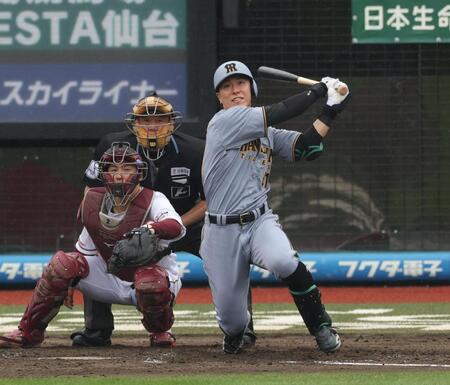 　３回、先制２点二塁打を放つ豊田（撮影・金田祐二）