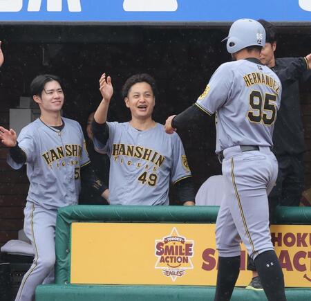 　３回、豊田の先制二塁打で生還したヘルナンデス（右）を笑顔で迎える大竹（中央）＝撮影・西岡正