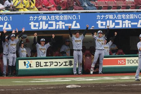 　３回、豊田の先制２点二塁打で盛り上がる阪神ベンチ（撮影・金田祐二）