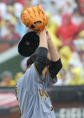 　５回、村林に適時打を浴び、マウンドで汗をぬぐう大竹（撮影・西岡正）