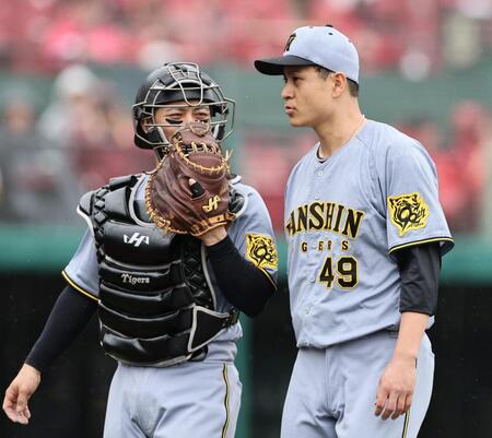 　２回、楽天打線を無失点に抑え、坂本と話しながらベンチへ戻る大竹（撮影・田中太一）