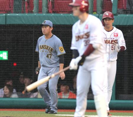 　７回、同点とされた桐敷（左）＝撮影・西岡正