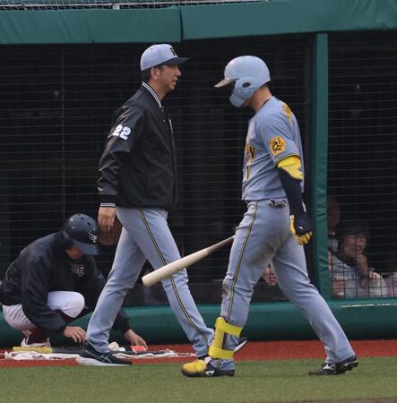 　８回、好機で空振り三振の森下（右）と選手交代を告げる藤川監督（撮影・金田祐二）