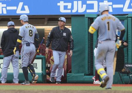 　８回、無得点に終わった後、投手交代を告げに向かう藤川監督（中央）＝撮影・西岡正