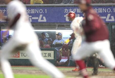 　楽天にサヨナラ負けし、ベンチで前を見据える藤川監督（撮影・西岡正）