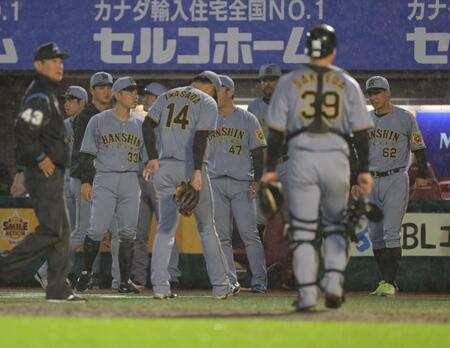 　サヨナラ負けし、岩貞（１４）、栄枝（３９）を迎える阪神ナイン（撮影・西岡正）