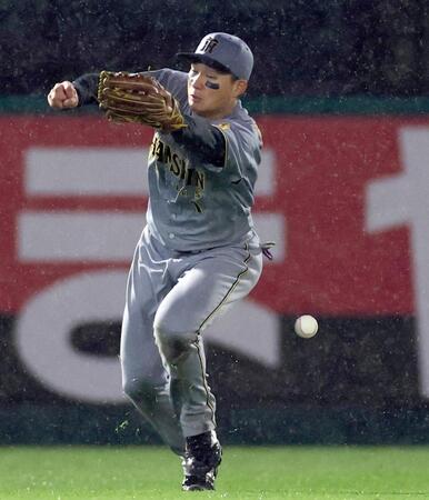 　１０回、石原の打球を後逸し、サヨナラを許す森下（撮影・田中太一）