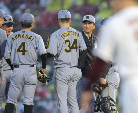 　９回、マウンドに向かい、ナインに声をかける藤川監督（右）＝撮影・西岡正