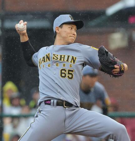 　６回に登板し、力投する湯浅（撮影・西岡正）