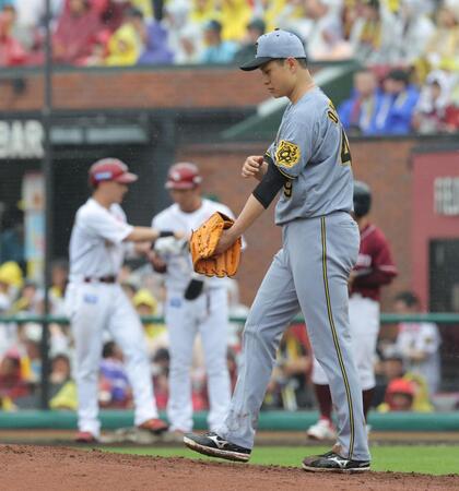 　５回、村林（左）に適時打を浴びた大竹（撮影・西岡正）