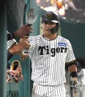 　６回、同点ソロを放ち、ナインとタッチを交わす小野寺（撮影・北村雅宏）