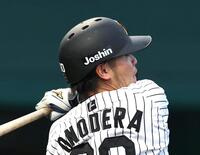 　３回、中前打を放つ小野寺（撮影・北村雅宏）