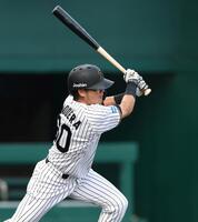 　１回、左前打を放つ小野寺（撮影・北村雅宏）