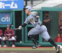 　３回、中越えに先制二塁打を放つ豊田（撮影・西岡正）