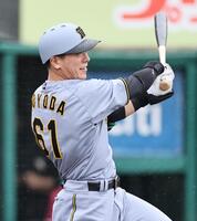 　３回、先制適時打を放つ豊田（撮影・田中太一）