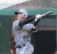 　３回、中越えに先制二塁打を放つ豊田（撮影・西岡正））