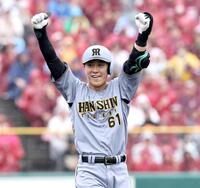 　３回、適時三塁打を放った豊田は塁上でガッツポーズ（撮影・田中太一）