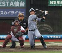 　３回、先制２点二塁打を放つ豊田（撮影・金田祐二）