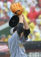 　５回、村林に適時打を浴び、マウンドで汗をぬぐう大竹（撮影・西岡正）