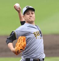　先発し、投げ込む大竹（撮影・田中太一）
