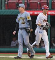 　７回、渡辺佳に犠飛を浴び、勝ち越しを許したネルソン（左）＝撮影・西岡正