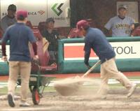 　雨の中、厳しい表情の藤川監督（撮影・金田祐二）