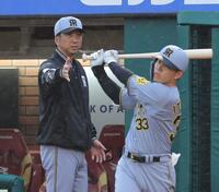 　９回、代打・糸原を告げる藤川監督（撮影・西岡正）