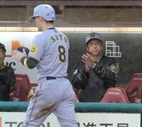 　９回、糸原の押し出し四球で同点に追いつき、生還した佐藤輝（左）を拍手で迎える藤川監督（撮影・西岡正）