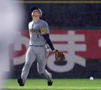 　１０回、石原の打球を後逸し、サヨナラを許す森下（撮影・田中太一）