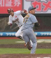 　７回、浅村に同点適時打を浴びる桐敷（撮影・金田祐二）