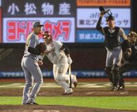 　１０回、石原にサヨナラ打を浴びる岩貞（撮影・金田祐二）