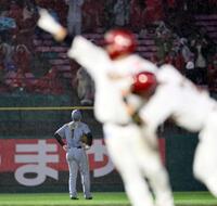 　１０回、サヨナラ打を放った石原（手前）を背に、うなだれる森下（撮影・田中太一）