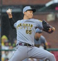 　６回に登板し、力投する湯浅（撮影・西岡正）