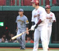 　７回、同点とされた桐敷（左）＝撮影・西岡正