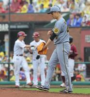 　５回、村林（左）に適時打を浴びた大竹（撮影・西岡正）