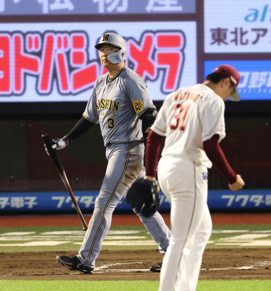  ７回、二塁、空振り三振に倒れ、厳しい表情の大山（撮影・金田祐二）