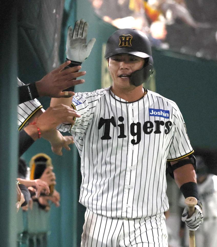 　６回、同点ソロを放ち、ナインとタッチを交わす小野寺（撮影・北村雅宏）